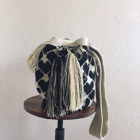 Wayuu Authentic Colombian Mochila handwoven bag - Picture 1 of 3